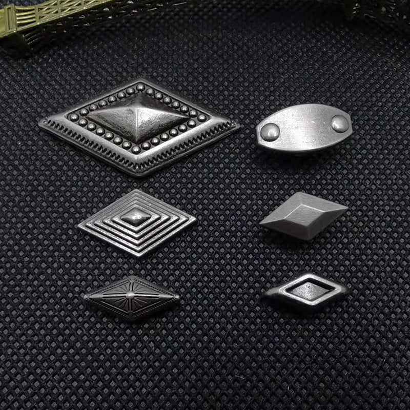Geometrische Metall-Deko-Druckknöpfe mit Diamant-Design und Nieten, silberfarben (30er Pack)