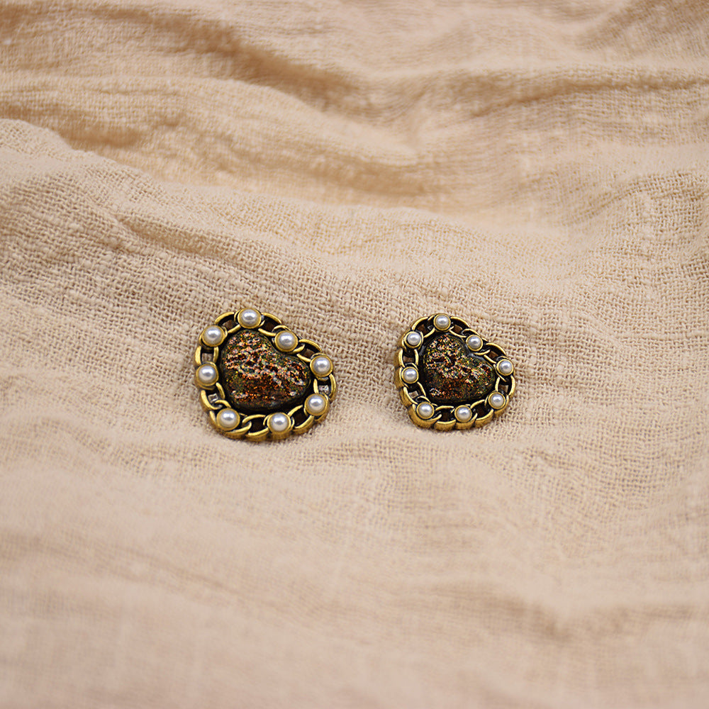 Heart-shaped vintage resin metal buttons, brown with pearl trim, gold-tone, 20–23mm