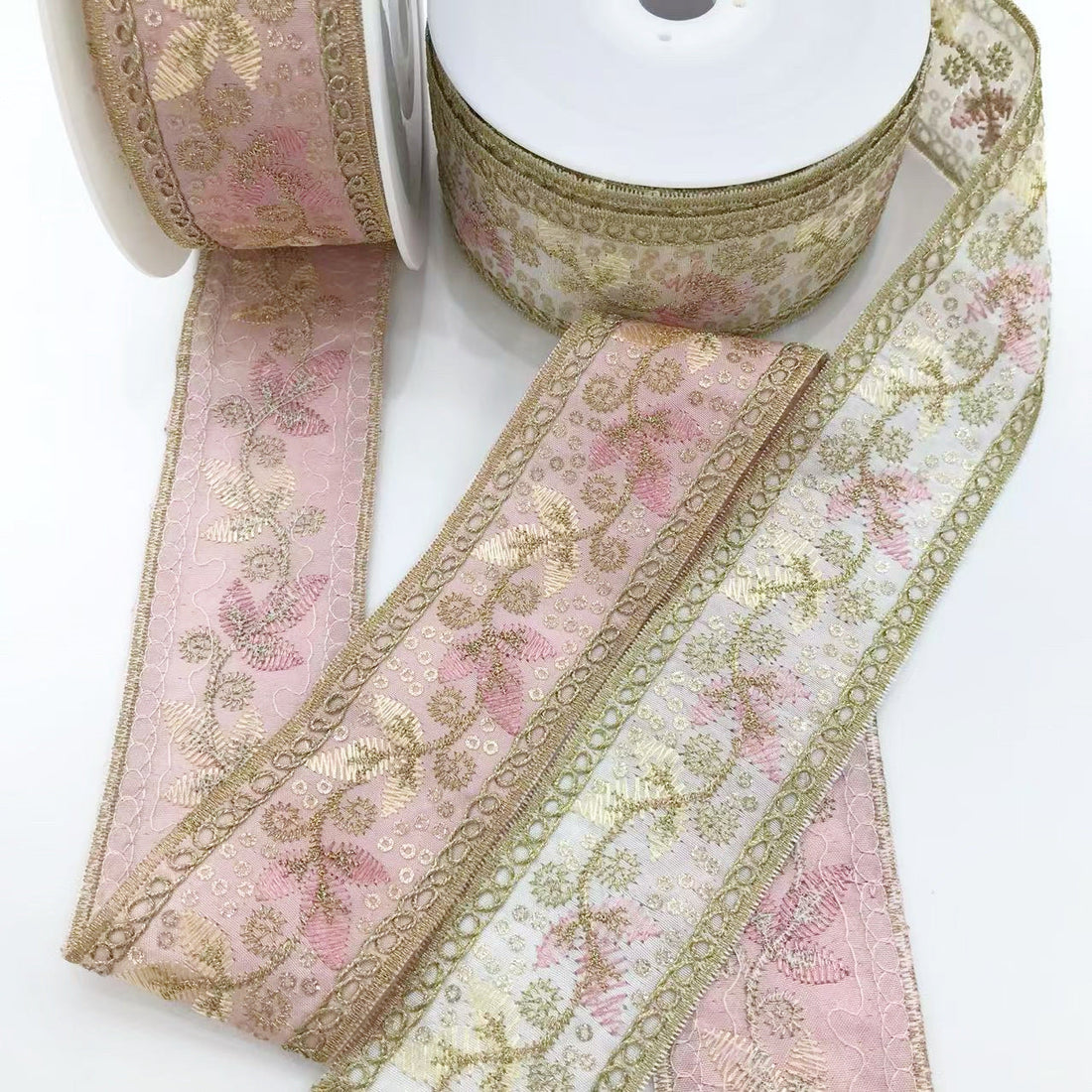 4,5 cm goldene Blatt- & Paillettenstickerei-Borte mit schmalem Kordelband