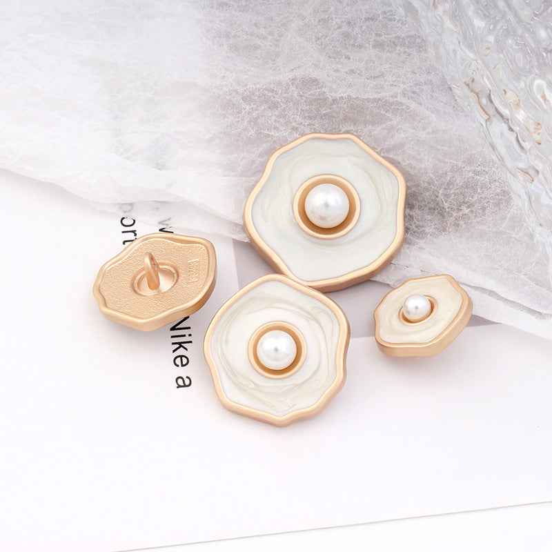 White pearl effect shank buttons, gold-tone scalloped edges; 18–30mm set