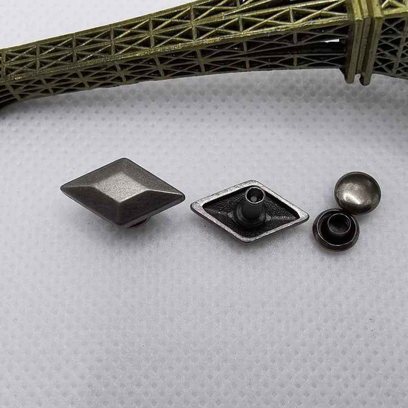 Flache quadratische Niete und Rautenkopf mit Knopfaufsatz sowie Stift, silber