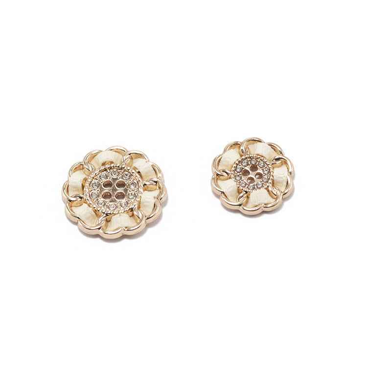 Blumen-4-Loch Metallknöpfe, beige/creme, mit Strass-Zentrum und goldfarbigem Rand.