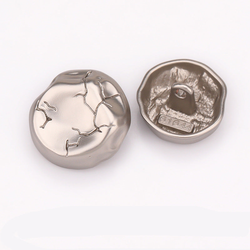 Sand Silver Metallknopf, rundes Crackle-Relief, Rückseite mit Schaft und Prägung