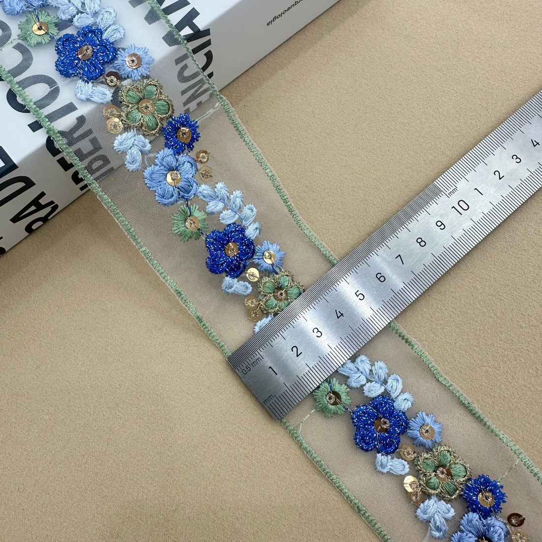 Blauer Organza-Spitzenband mit Stickerei und Pailletten, floral, blau-grün-hellblau