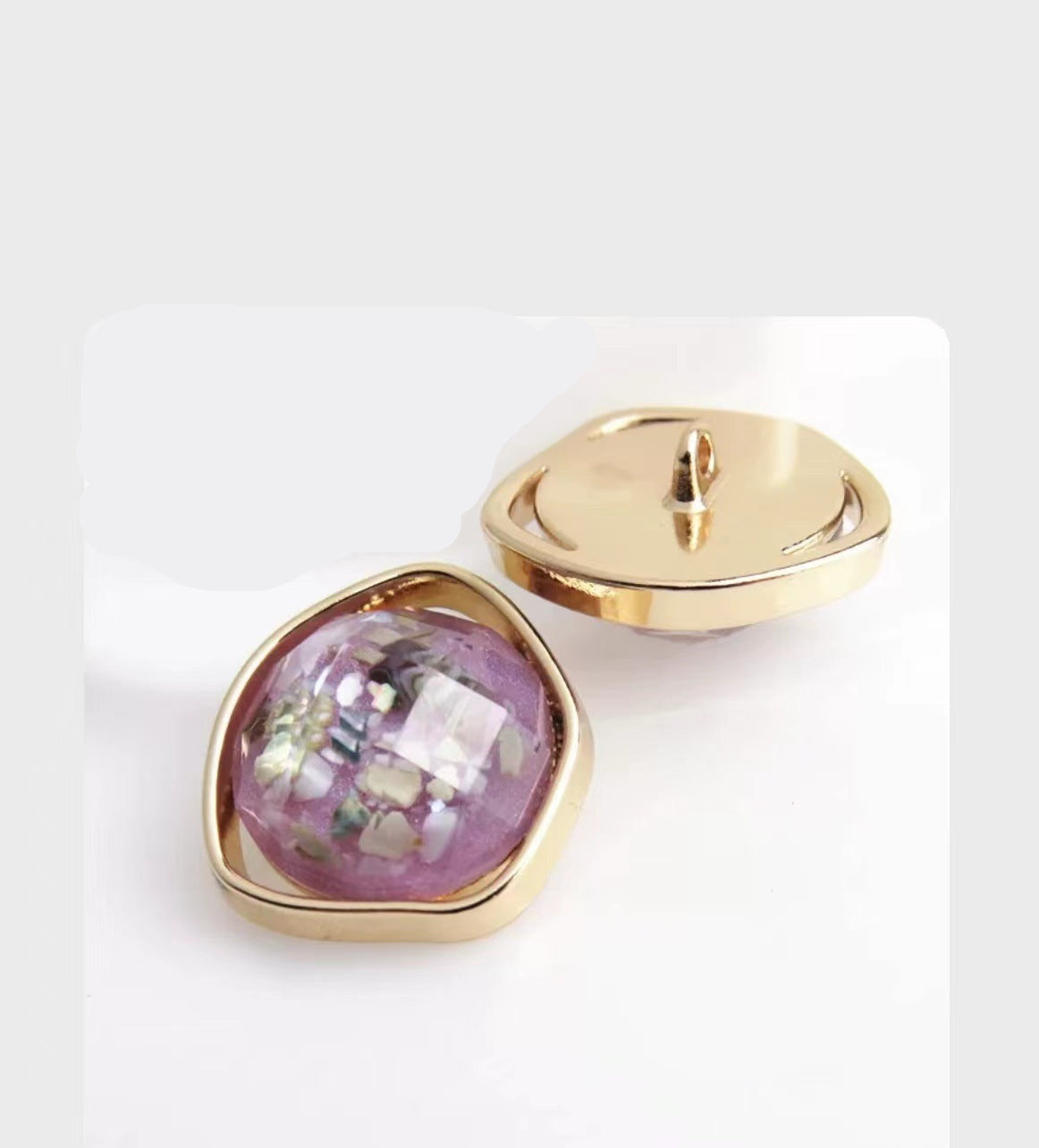 Violette Naturmuschel-Knöpfe mit goldfarbenem Metallrand und Schaft, unregelmäßig