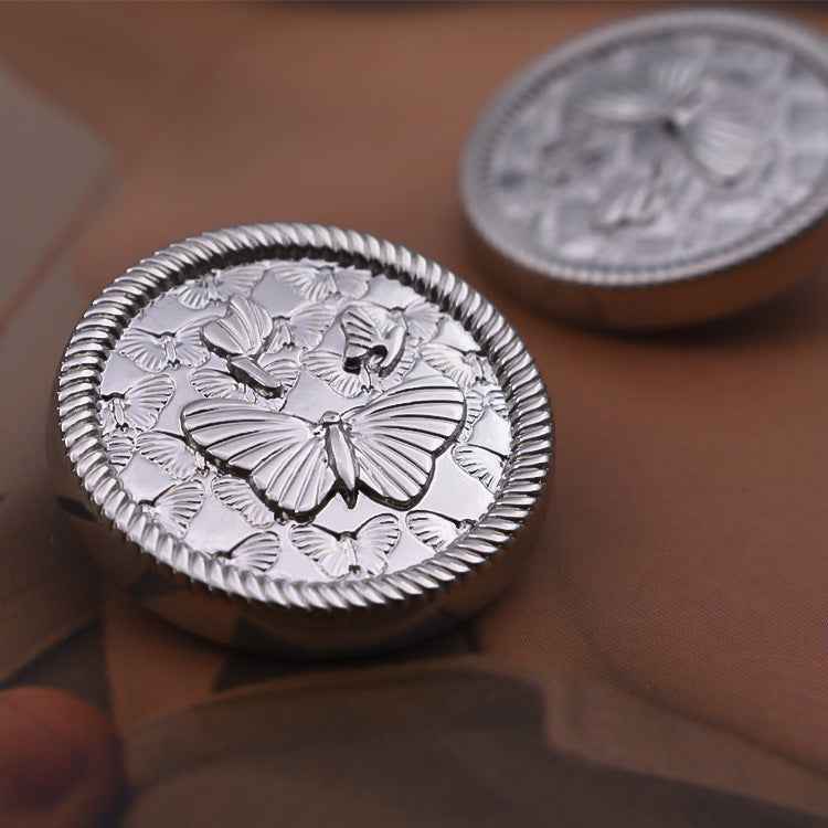 Runder silberfarbener Metallknopf mit 3D-Schmetterling-Relief im Vintage-Look