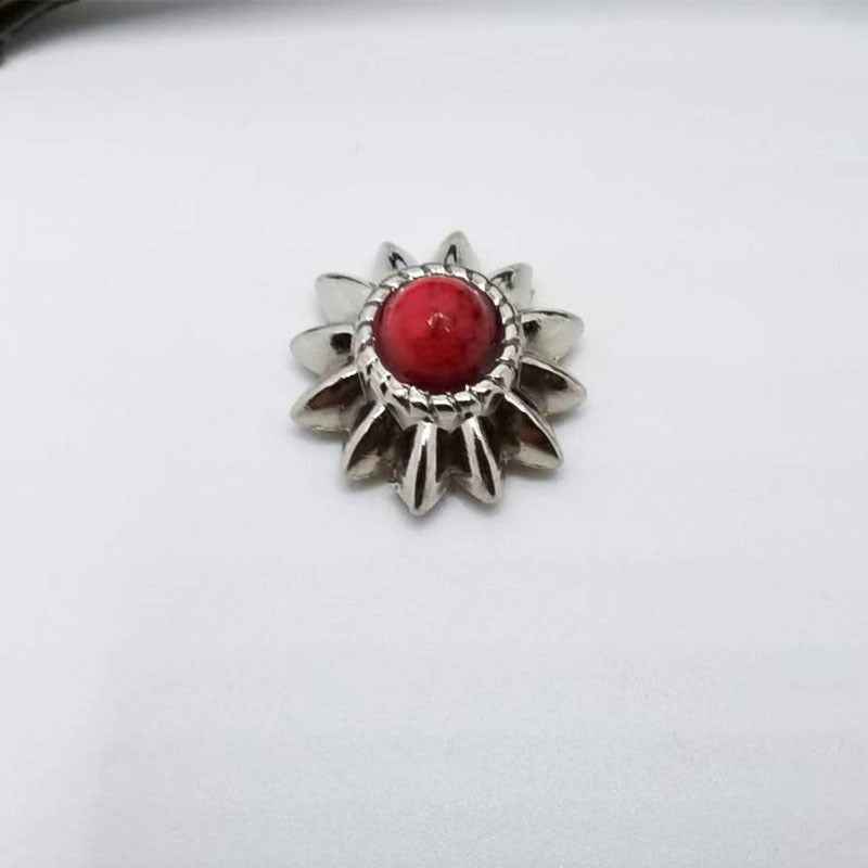 13mm Chrysanthemum-Ohrstecker mit rotem Stein in silberner Metallfassung