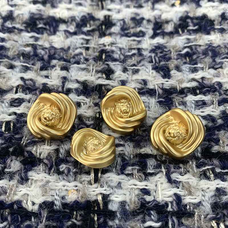 Goldene unregelmäßige Metallknöpfe mit Löwenkopf-Relief und geriffeltem Rand, 5er-Set sichtbar