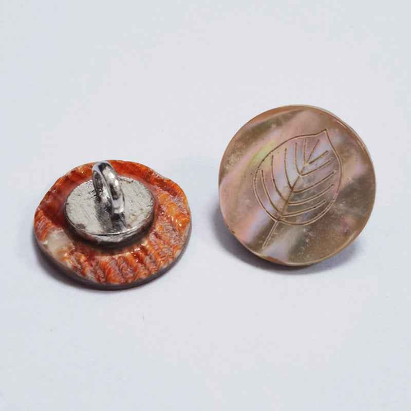 Abalone-Knöpfe mit Blattmuster, Rückseite mit Metallsteg sichtbar