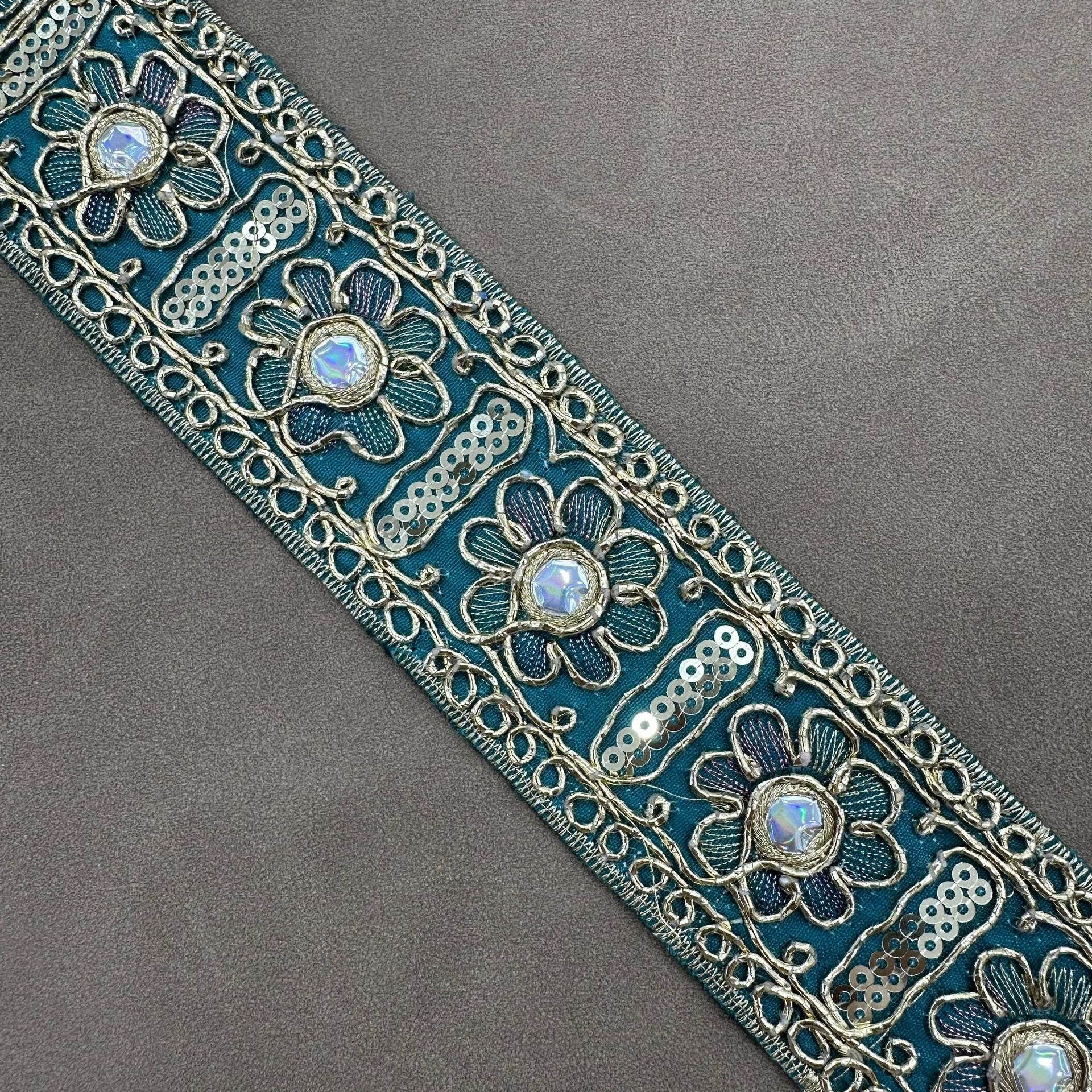 Sonnenblumen-Paillettenbordüre in Blaugrün, mit Strassblüten und Stickerei