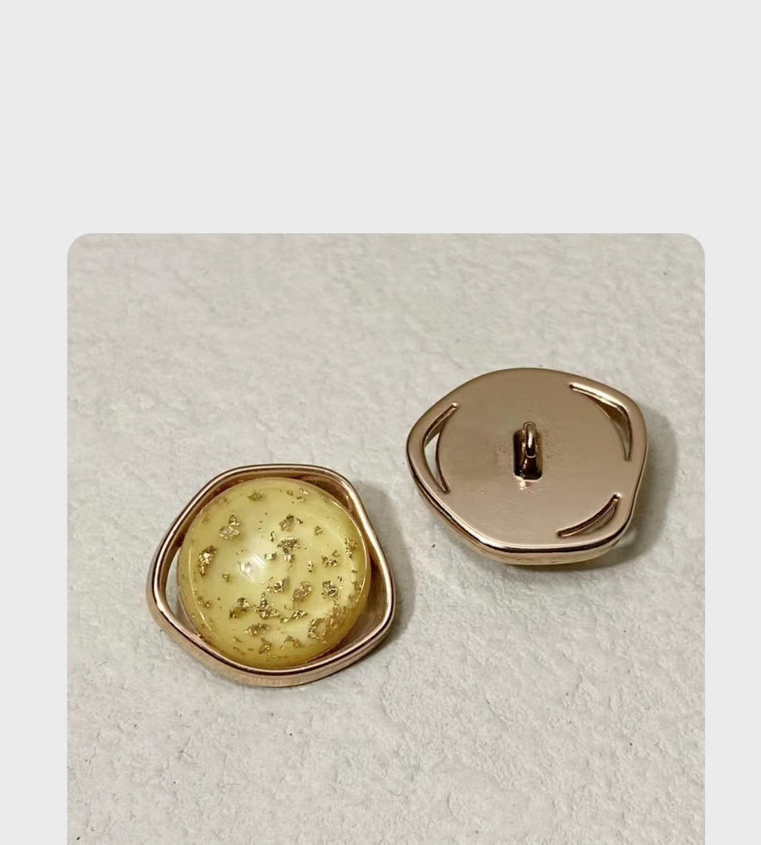 Gelbe Naturmuschel-Knöpfe mit goldfarbenem Metall-Schaft, unregelmäßige Form
