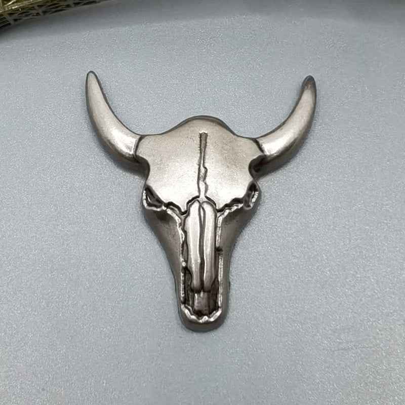 Silver bullhead screw buckle with curved horns and central stem detail