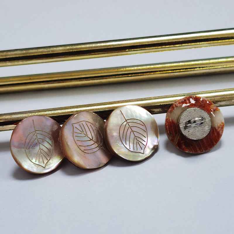 Flache Abalone-Knöpfe mit Blattmuster, irisierende Oberfläche, Metallsteg