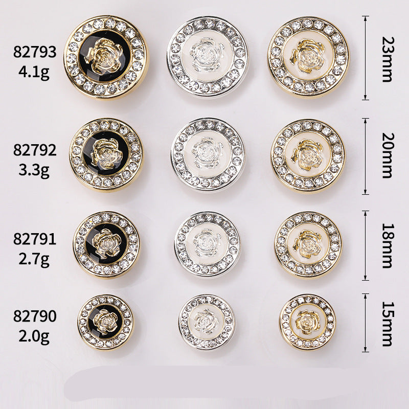 Mehrere runde Strass-Zierknöpfe mit Blumenmotiv in Gold/Silber, mit Abmessungen