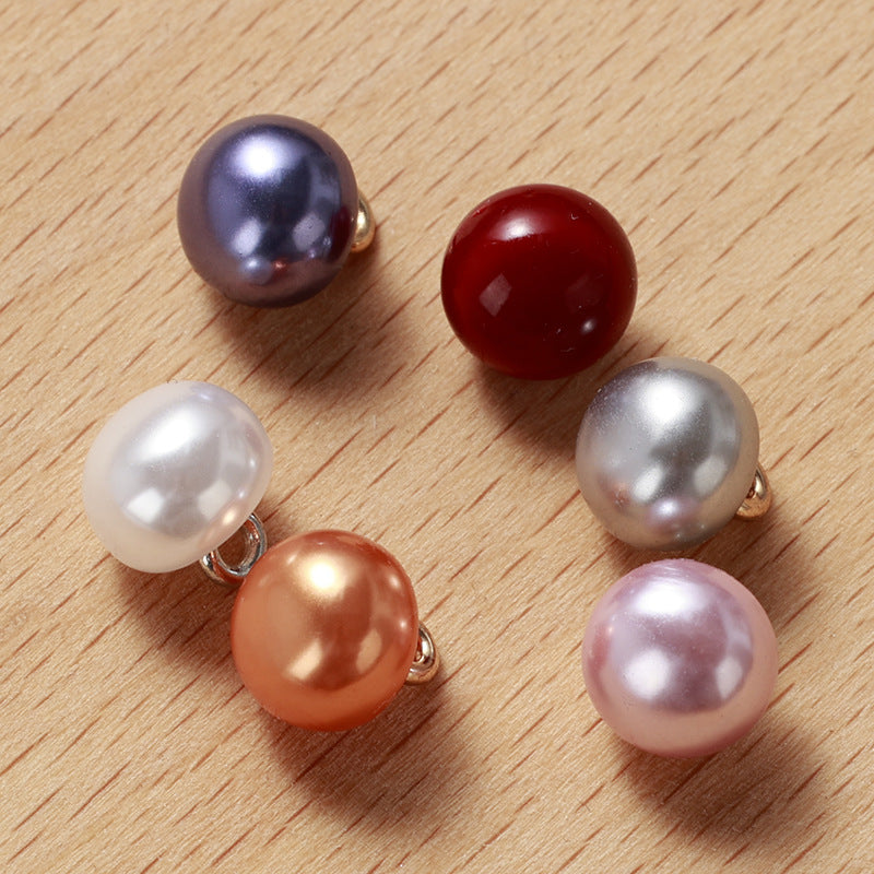 Nahaufnahme Resin-Perlenknöpfe mit Metallösen: Dunkelblau, Rot, Weiß, Silber, Gold und Rosa