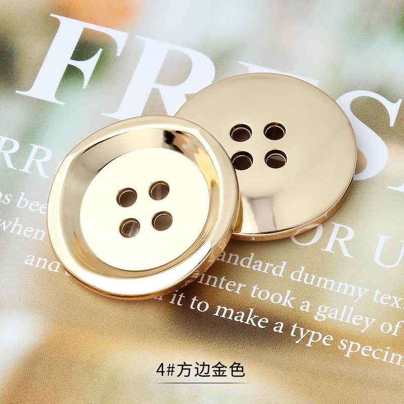 浅金色圆形四孔金属纽扣，金属包边光泽，缝制用