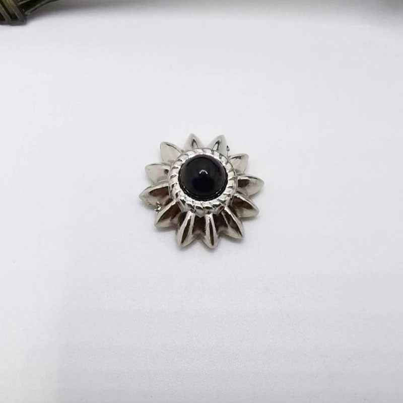 13mm Chrysanthemum-Ohrstecker mit schwarzem Stein und silberner Metallfassung