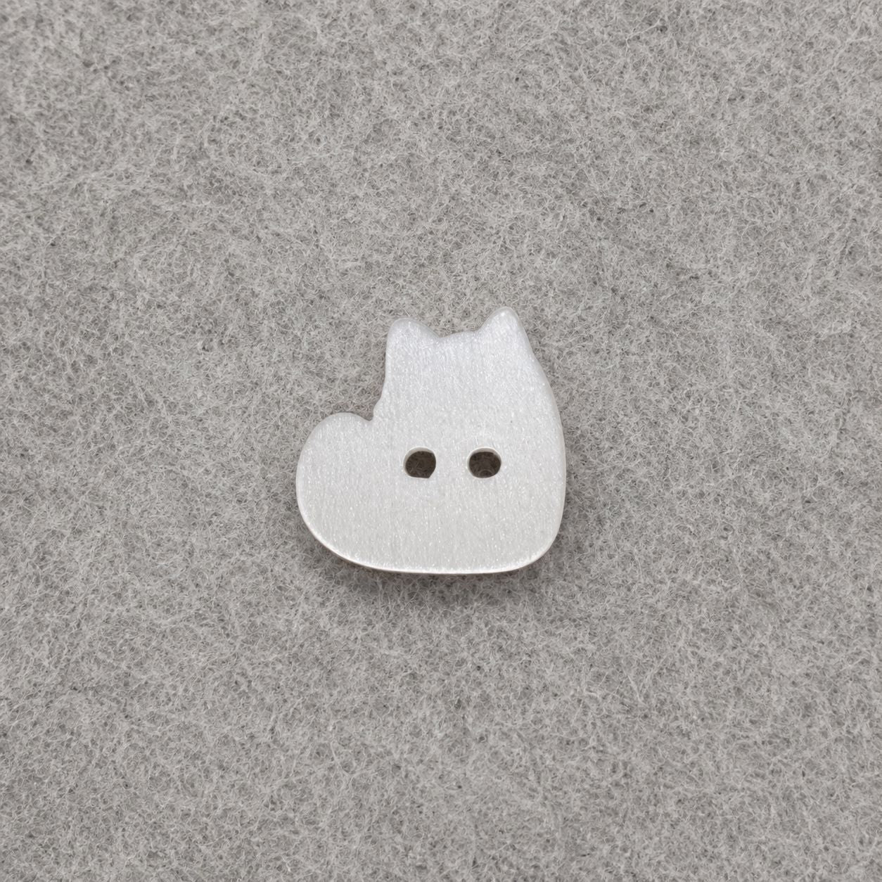 Mouse-shaped resin button in solid white, two-hole design