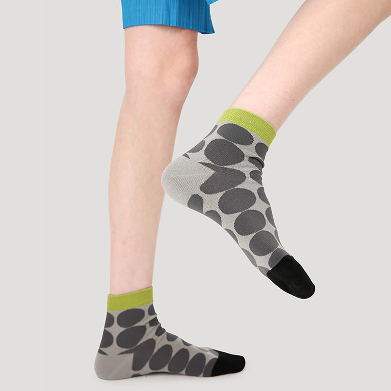 Graue Sport-Socken mit dunklem Punktmuster und grünem Bündchen, dünnes Sommerdesign