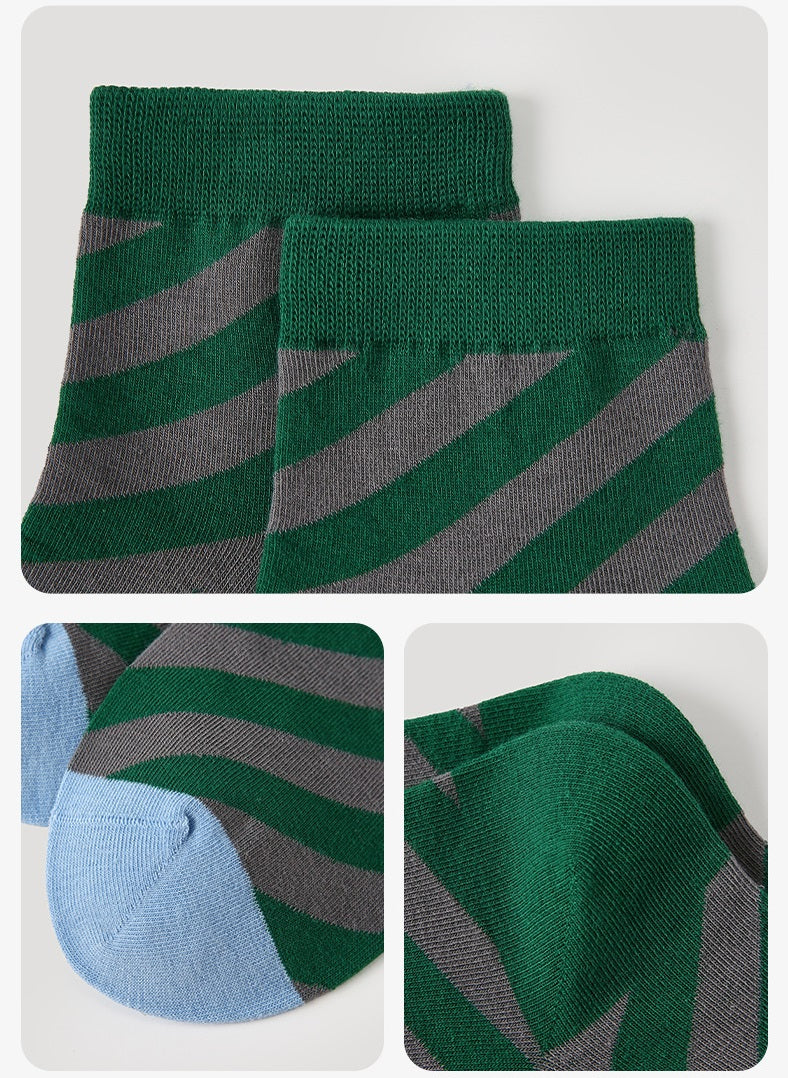 Paar Socken mit grün-grauen Streifen und sichtbarer Ferse, dünn mit geripptem Abschluss