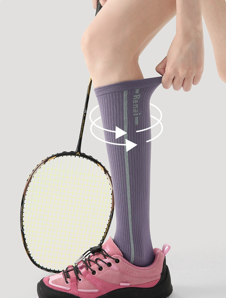 Kompressionssocken lila mit geradem Stützstreifen, Trainer-Pinkschuh im Hintergrund