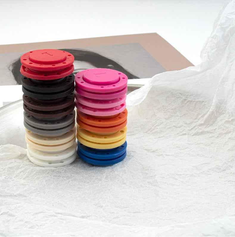 Magnetische Acrylknöpfe im Farbmix: Rot, Pink, Violett, Orange, Gelb, Blau, Schwarz, Beige