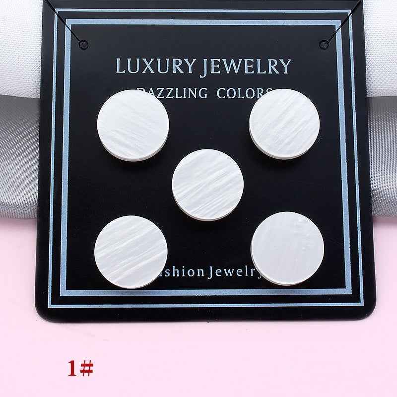 White clover magnetic collar clips set, five pieces on a display card