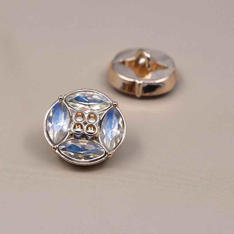 Bouton à tige strass bleu clair, vue de face avec 4 pierres et tige