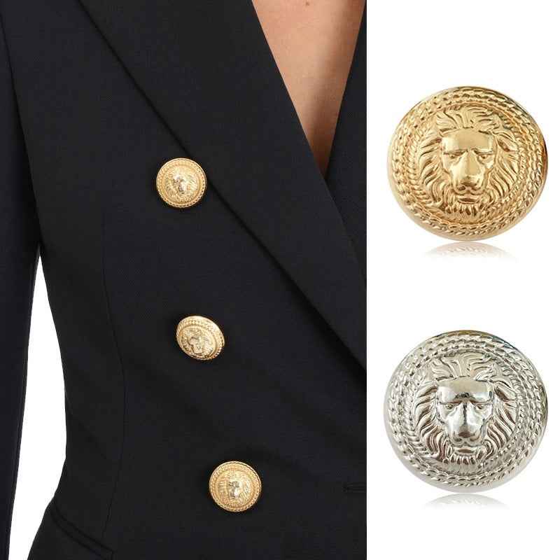 Löwenkopf-Knöpfe mit Schaft, Gold und Silber, am Blazer befestigt