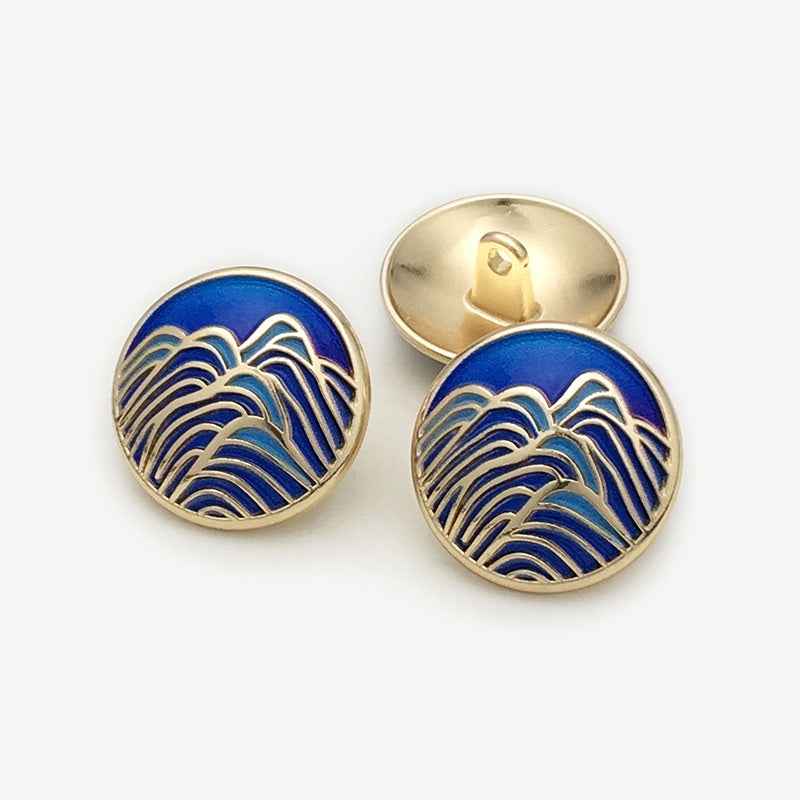 Metallknöpfe: vorne blaues Wellenmotiv, hinten goldene Niete/Öse zum Annähen