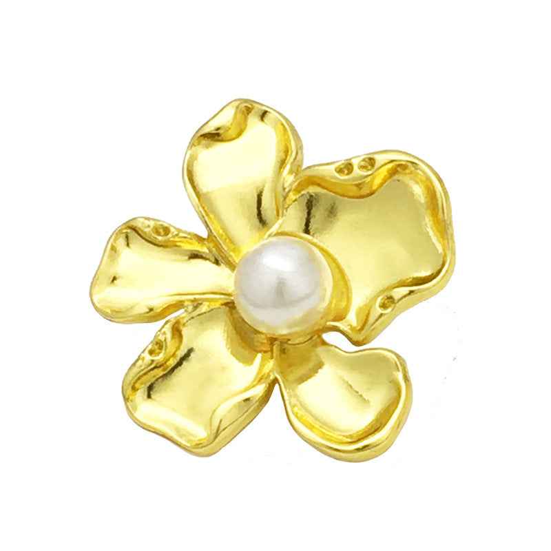 Nahaufnahme Blumen-Zierknopf: goldfarbener Metallknopf mit weißer Perle