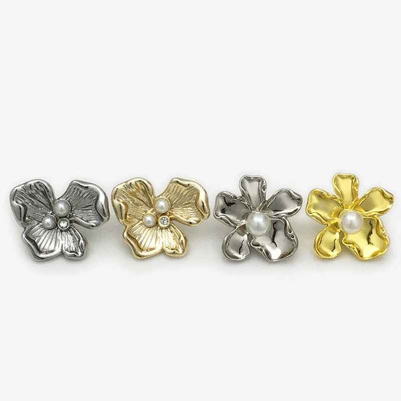 Mix-Zierknöpfe aus Metall: silberne und goldfarbene Blumen mit Perlen (4 Stück)