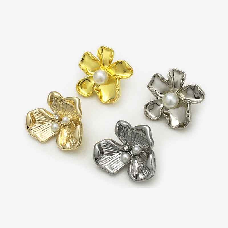Blumen-Zierknöpfe im Set: goldene und silberne Metallblüten mit Perlen (5 Stück)