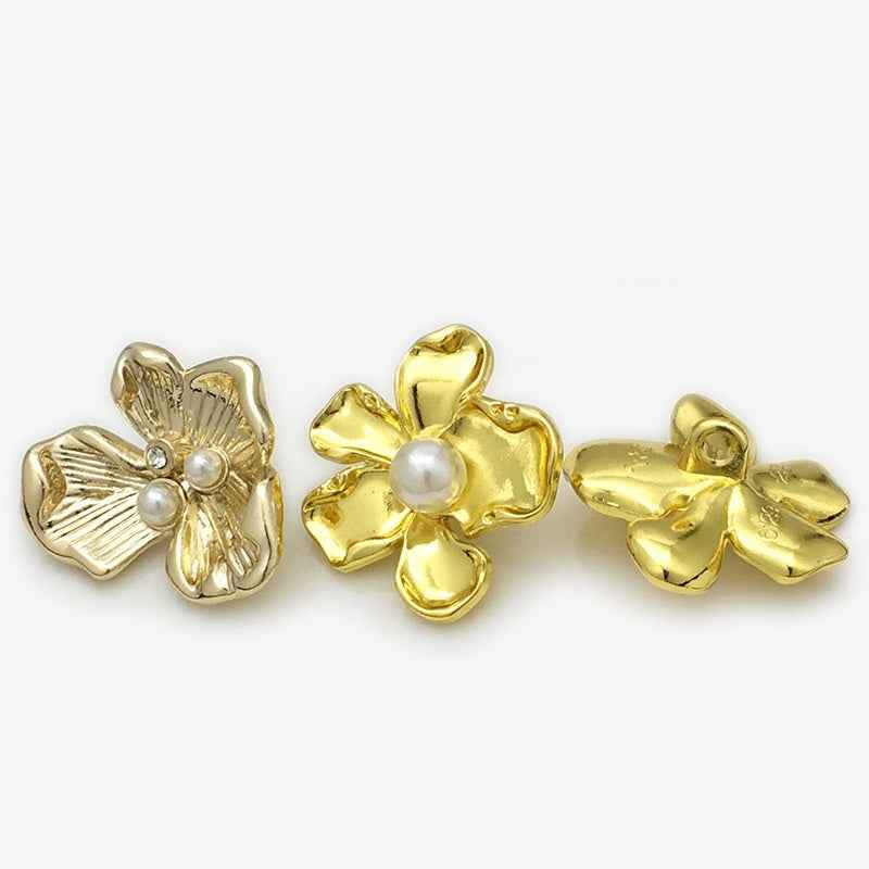 Sortiment Blumen-Zierknöpfe: goldene und silberne Metallblüten mit Perlen