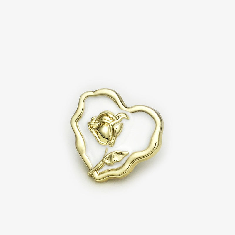 Unregelmäßiger Herz-Knopf mit Rosenmotiv, goldfarbenem Rand, weißem Einsatz