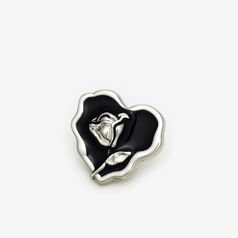 Unregelmäßiger Herz-Knopf mit Rosenmotiv, silberner Einfassung, schwarzer Fläche