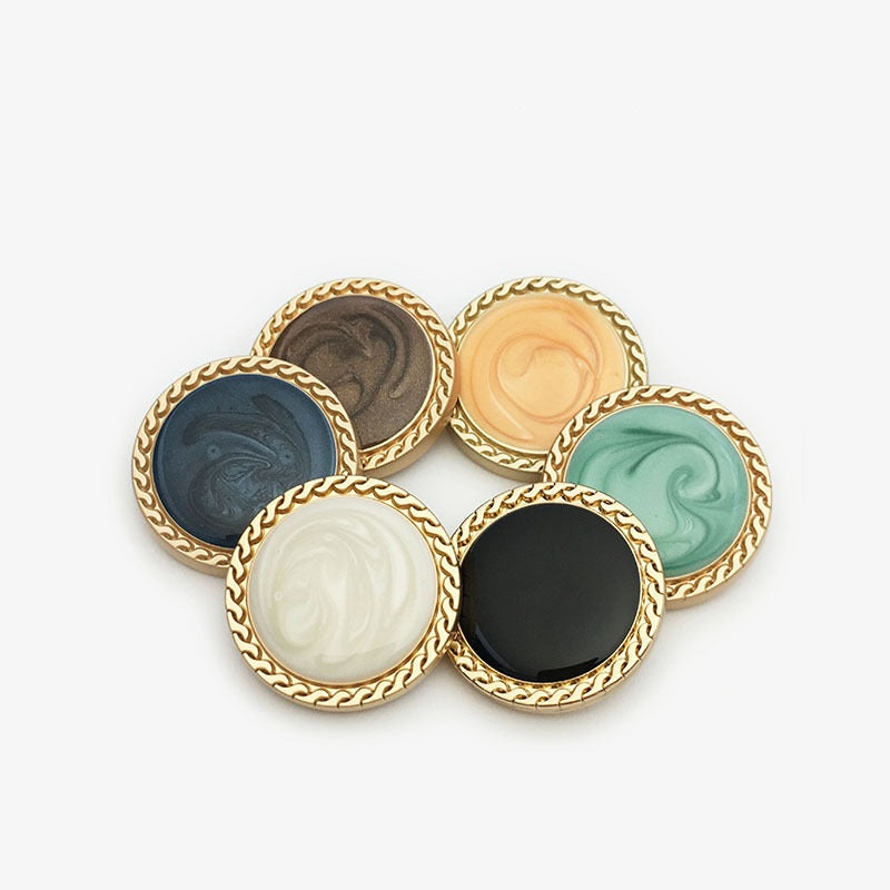 Juego de botones redondos de resina con borde dorado en varios colores: beige, negro, verde, café