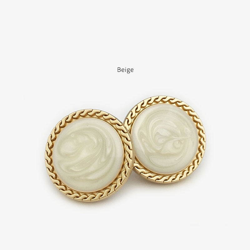 Botones de abrigo redondos de resina beige con borde dorado y patrón texturizado (2)