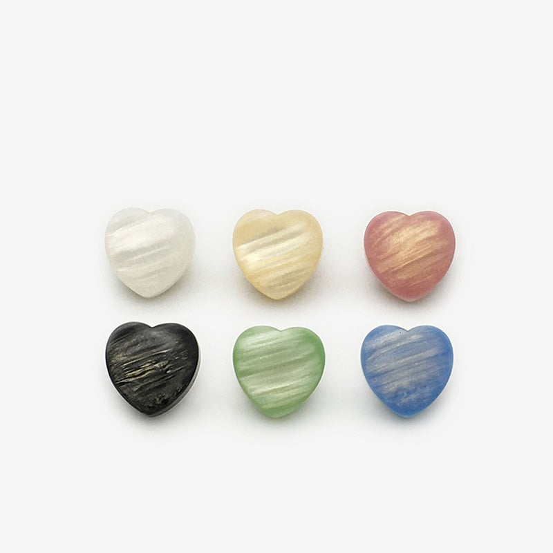 Botones corazón resina perlada: blanco, beige, rosa, negro, verde y azul (frontal)