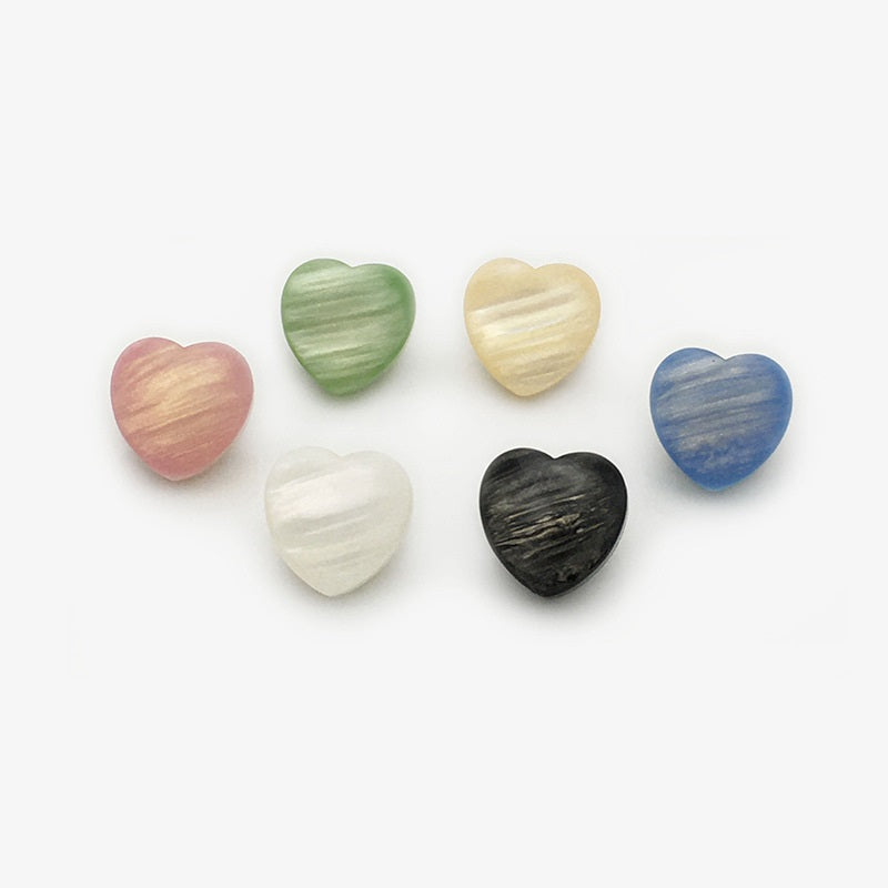 Botones corazón resina perlada: blanco, beige, rosa, negro, verde y azul (frontal)