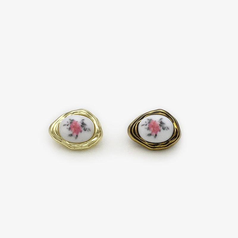 Unregelmäßige Metall-Blumenknöpfe 12×15mm, goldfarbenes Finish, rosa Blumenmotiv (Vorderseite)