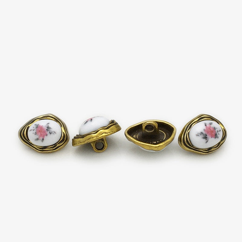 Unregelmäßige Metall-Blumenknöpfe 12×15mm, goldfarben, Rückseitenansicht mit Öse und Kreisprägung
